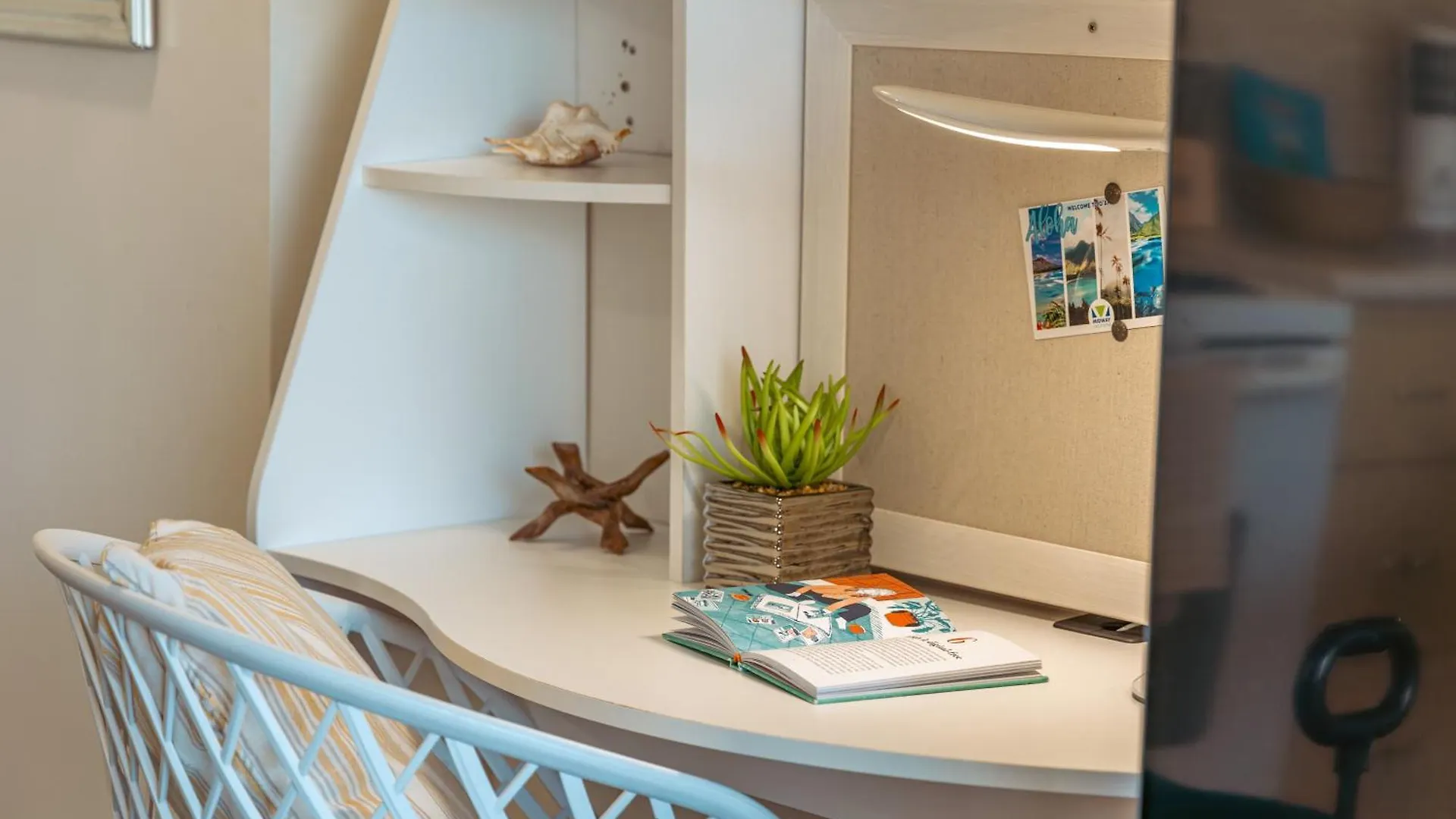 Waikiki Banyan Cozy Condo Suite - Ocean View With Free Parking! Honolulu