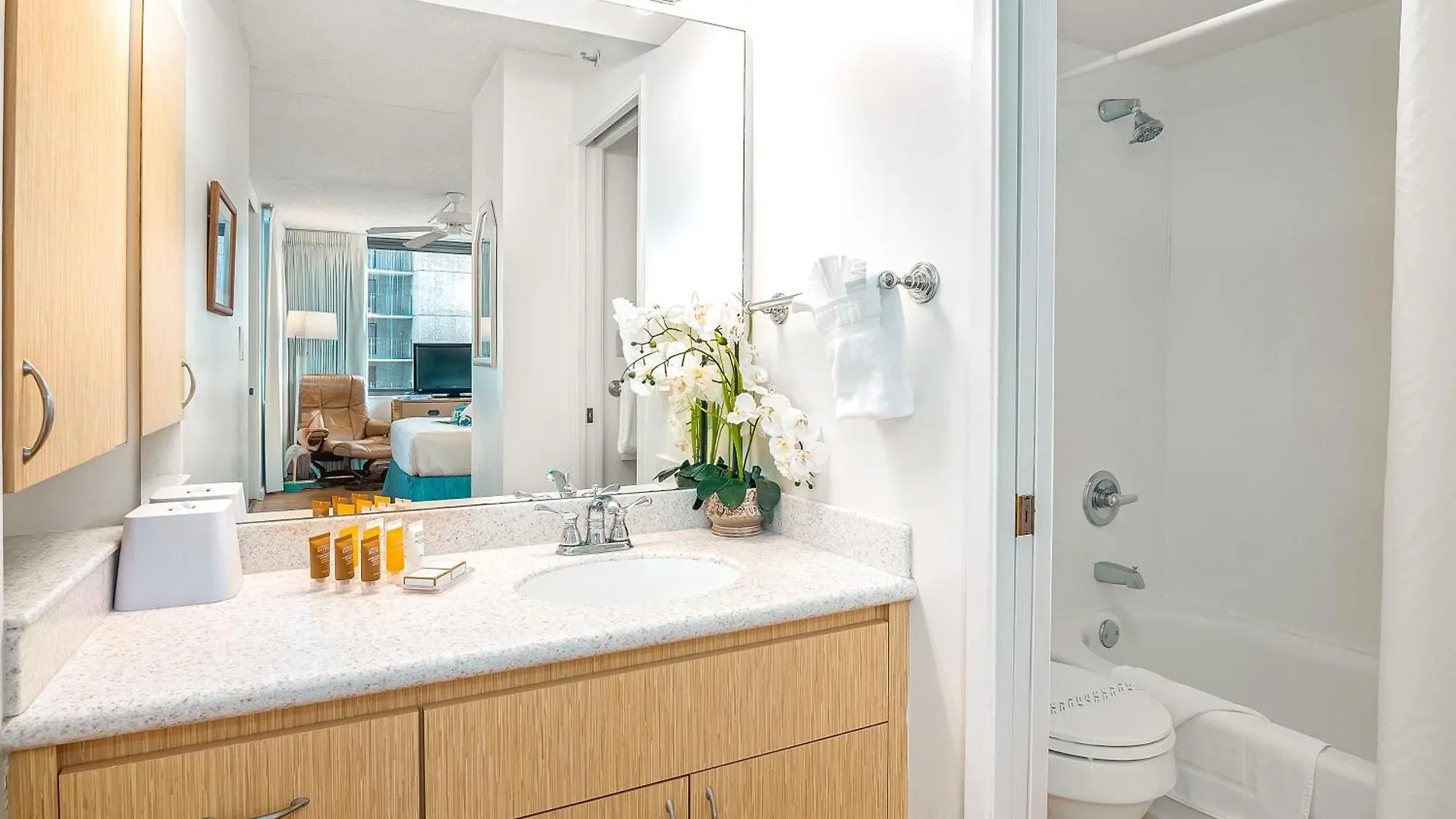Waikiki Banyan Cozy Condo Suite - Ocean View With Free Parking! Honolulu 0*,  Stati Uniti