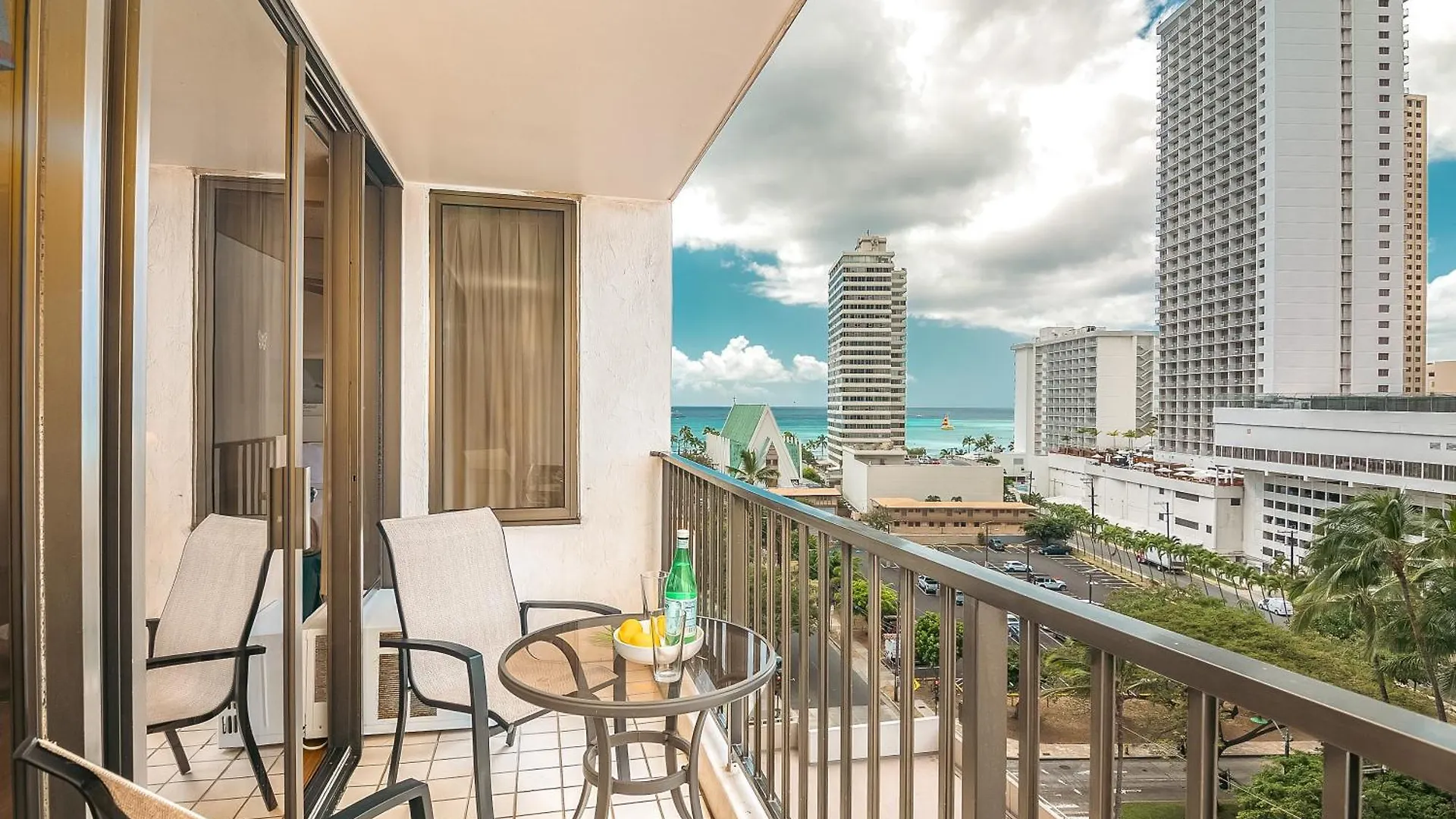 Waikiki Banyan Cozy Condo Suite - Ocean View With Free Parking! Honolulu