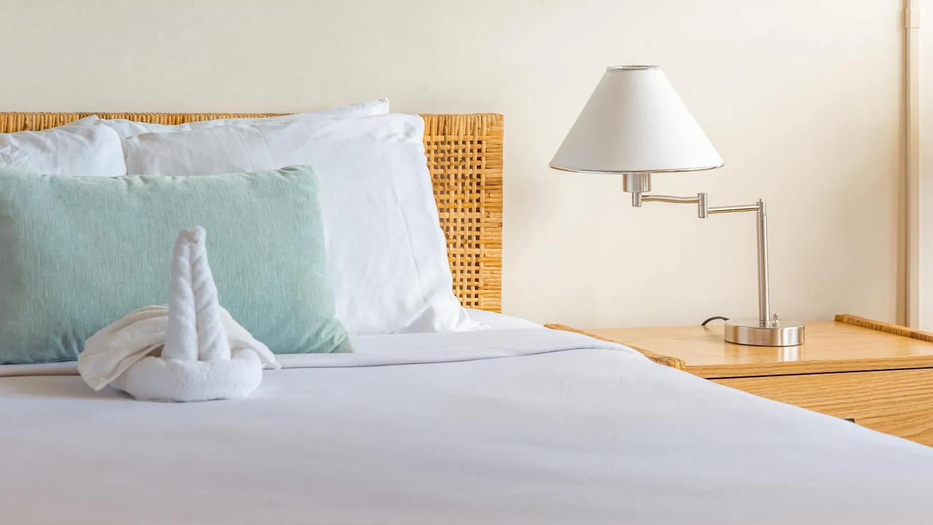 Waikiki Banyan Cozy Condo Suite - Ocean View With Free Parking! Honolulu