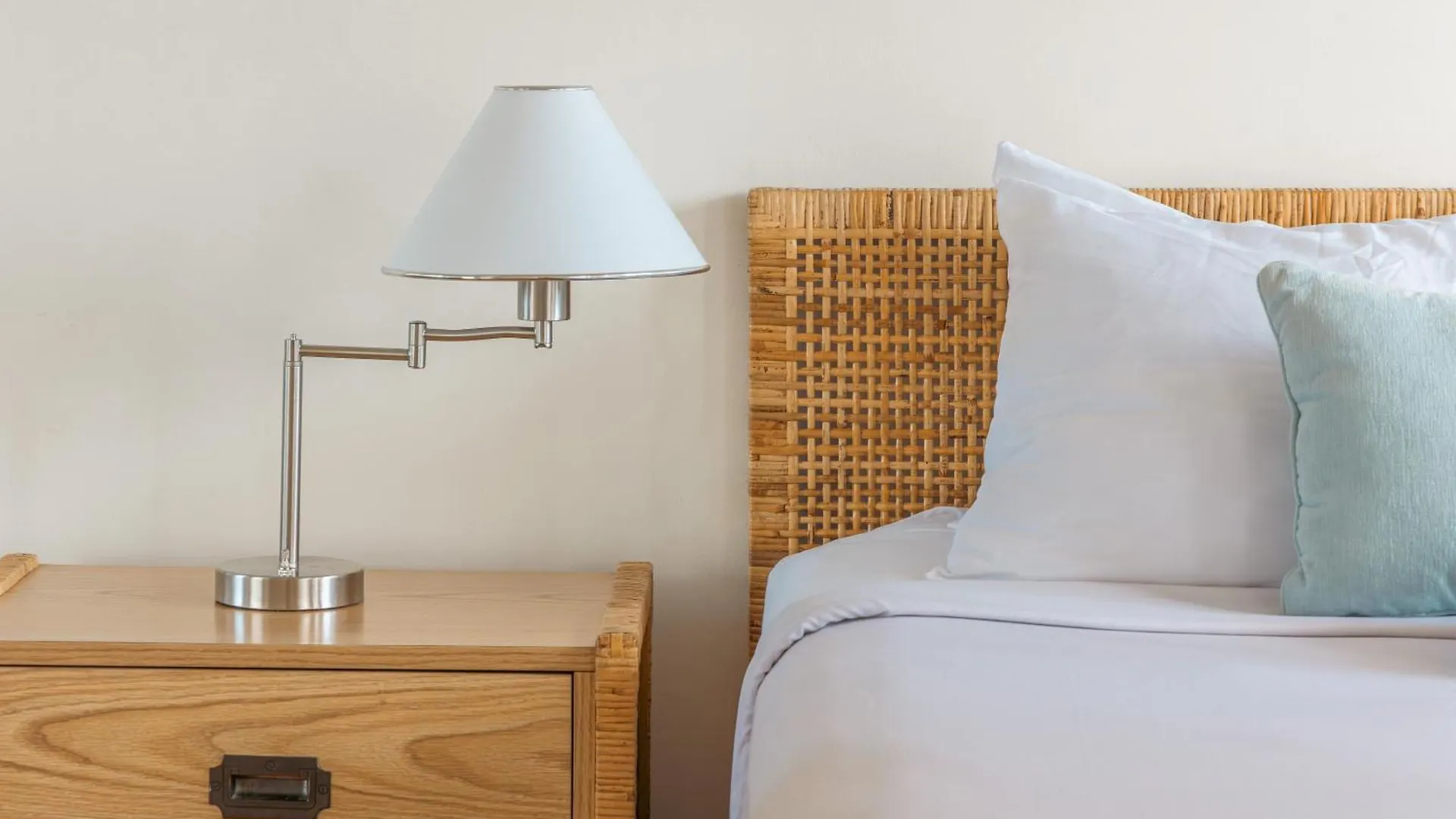 Waikiki Banyan Cozy Condo Suite - Ocean View With Free Parking! Honolulu Apartment