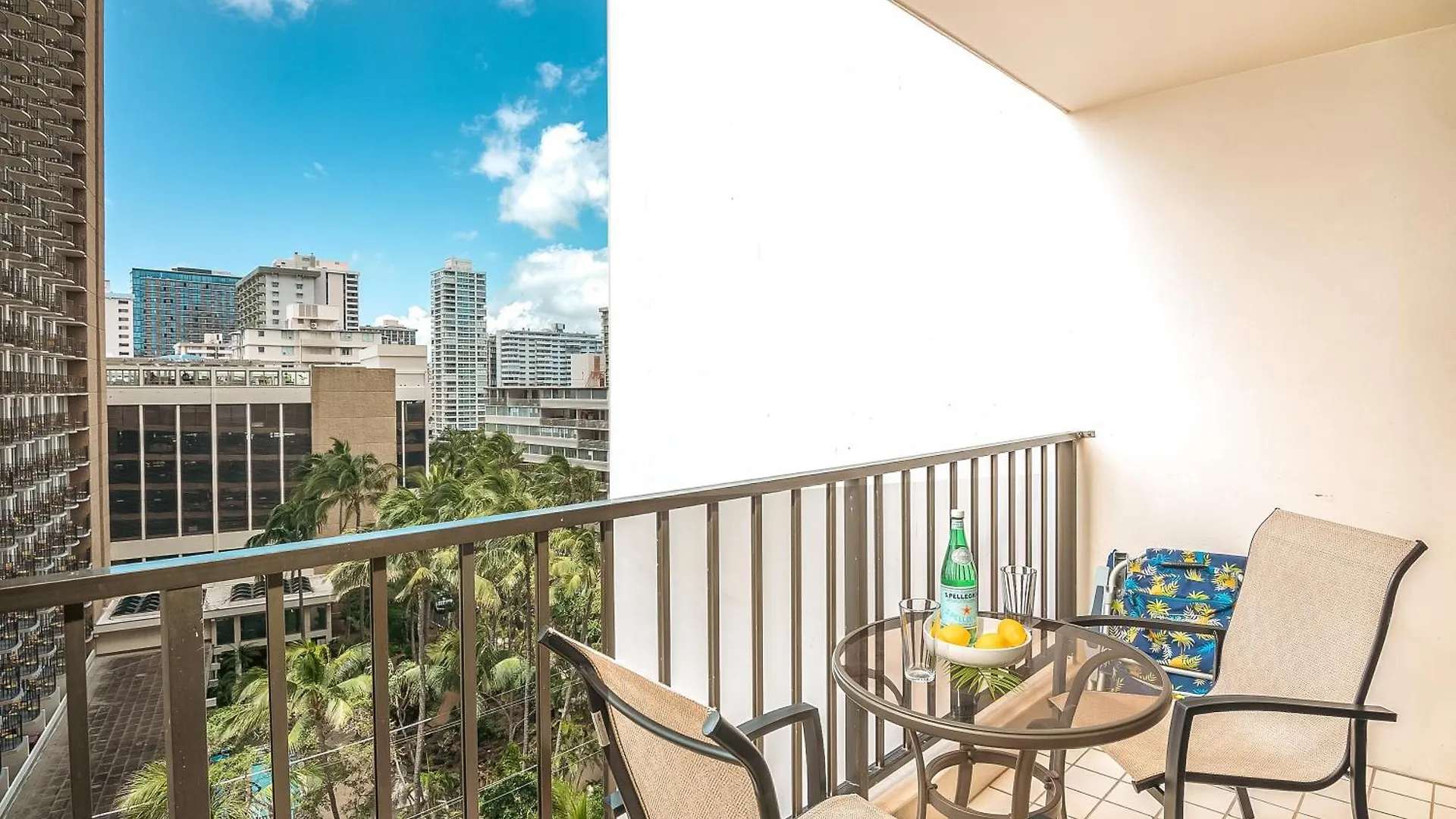Waikiki Banyan Cozy Condo Suite - Ocean View With Free Parking! Honolulu